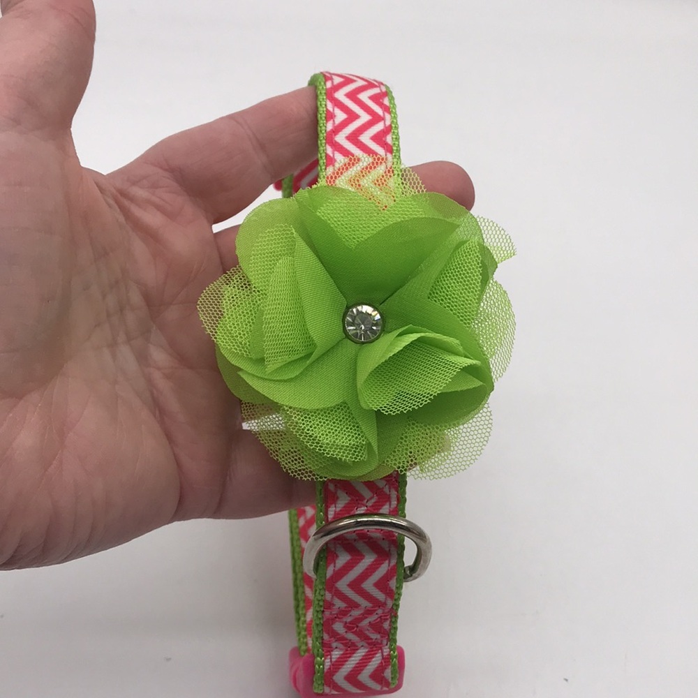Martha Stewart Pets Chevron Pink/White on Lime Green Pattern/Netting Flower - Picture 2 of 6